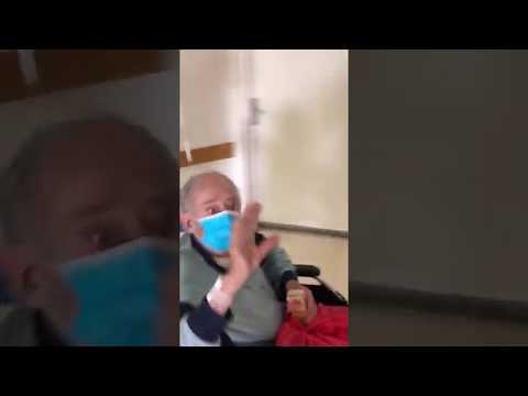 Una imagen del paciente al ser despedido del hospital