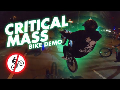 CRITICAL MASS BERLIN 🔦 Wir ziehen alle mit WHEELIE ab 😎 NIGHT RIDE
