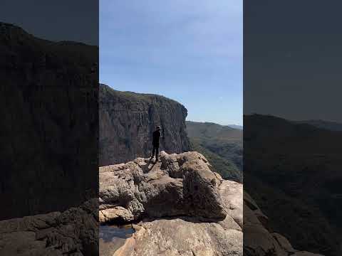 Andando pelas Pedras da Cachoeira do Tabuleiro de Puro Paraíso! 🌄  #minasgerais  #shorts