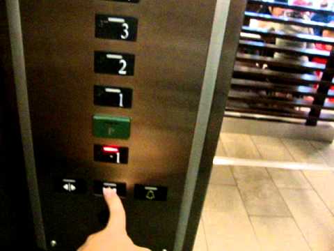 Antigo elevador/elevador de tração KONE modernizado na loja de departamentos SOKOS Helsinki, Helsinque