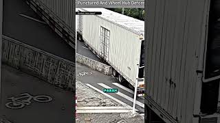 Download lagu Reckless! Truck Gets Stuck on Barrier, Two Tires Burst at Once! mp3