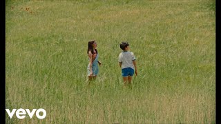 Y Es Bonito Lyrics English Translation