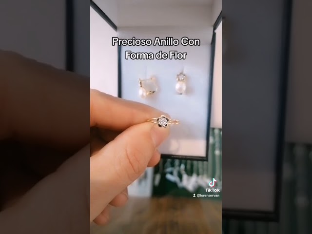 Vídeo relacionado con Crystalline Azuria Mujer 18ct Chapado en Oro Blanco Lágrimas Juego de joyas Rojo Zirconia Collar Pendientes para Mujer y Niña