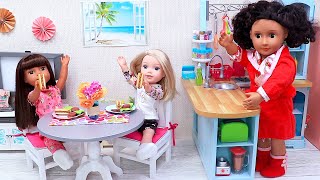 Mommy Doll Makes Hot Dogs Breakfast for Twin Sister Dolls!