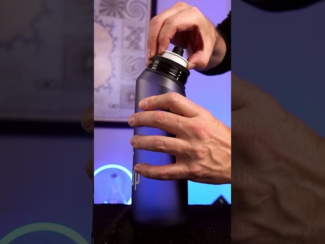 Vídeo relacionado con Hy-Pro Botella de plástico con licencia oficial del Real Madrid CF de 750 ml, botella de agua, 0,75 L, reutilizable, boquilla retráctil, ligera, botella deportiva, sin BPA, gran idea de regalo de