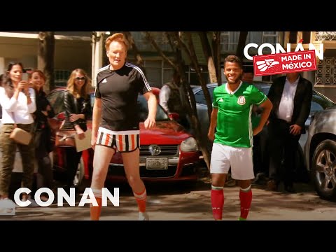 コナンはジョバニ-ドス-サントスとFtbolを果たしている (Conan Plays Ftbol With Giovani Dos Santos)