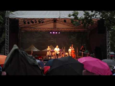 Druha Trava, Tony Trischka & Katka Garcia - Frequently The Woods Are Pink