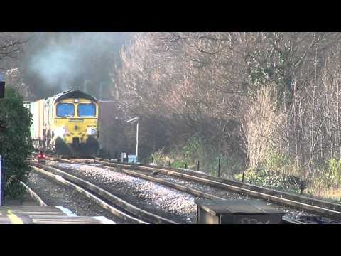 (HD) Freightliner 66538 Clags Through Lee Hauling Dead 66536 On 4O86