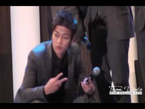 doojun acting cute when taking photo.avi