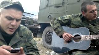 Смотреть онлайн Армейская песня под гитару «Друзья»