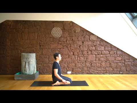 63 Sitzender Held Der Yoga Coach by Stephan Suh