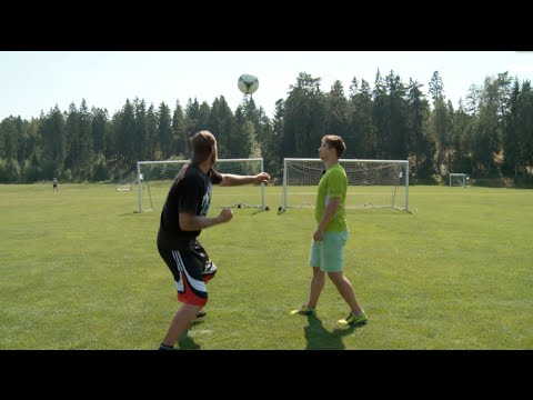 O que acontece quando um boxeador peso-pesado soca uma bola de futebol