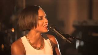 Download lagu Alicia Keys -- Fallin (Live At Manchester Cathedral) mp3