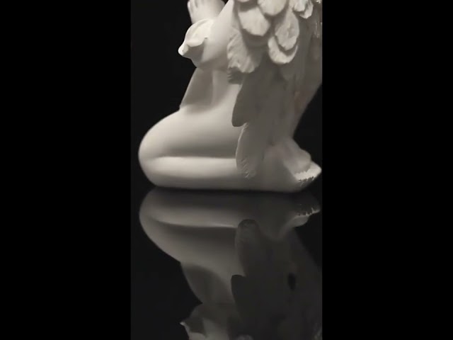 Vídeo relacionado con Figura de ángel, Estatuilla de querubín sentado en resina, Colección de ángel guardián, Decoración para interior y jardín, 6x5.5 cm, Material resistente, Regalo conmemorativo para bodas y Navidad