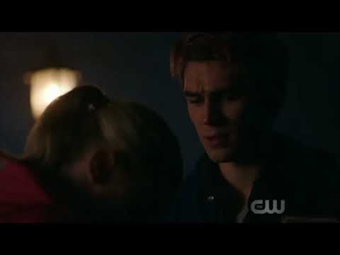 riverdale: 2x21 Jughead calls Betty saying he loves her