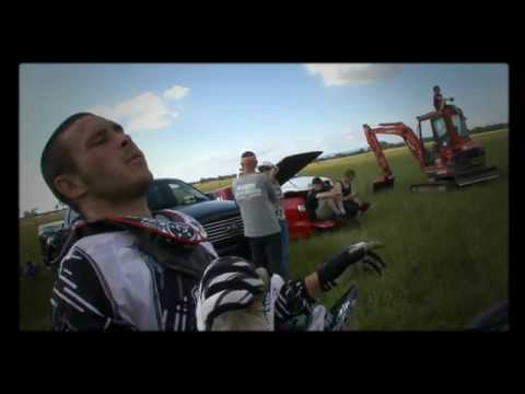Kain Saul practica el backflip sobre espuma con Harley Davidson