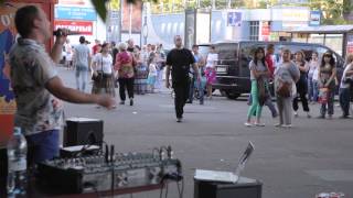 Уличный музыкант уделал эстраду - Видео онлайн