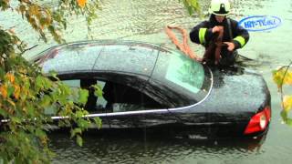 preview picture of video 'PKWs im Teich gelandet in Adorf (Sachsen) 16.10.2009'
