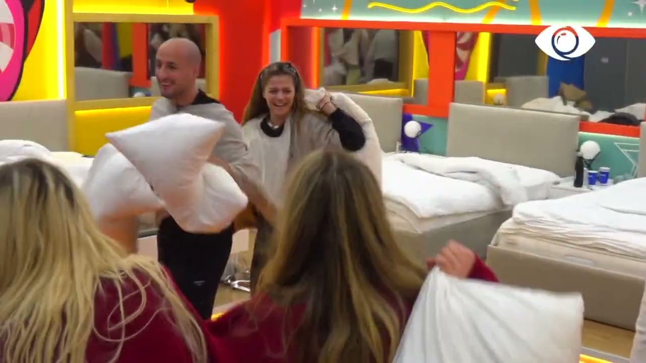 'Luftë me jastëkë' në dhomën e gjumit