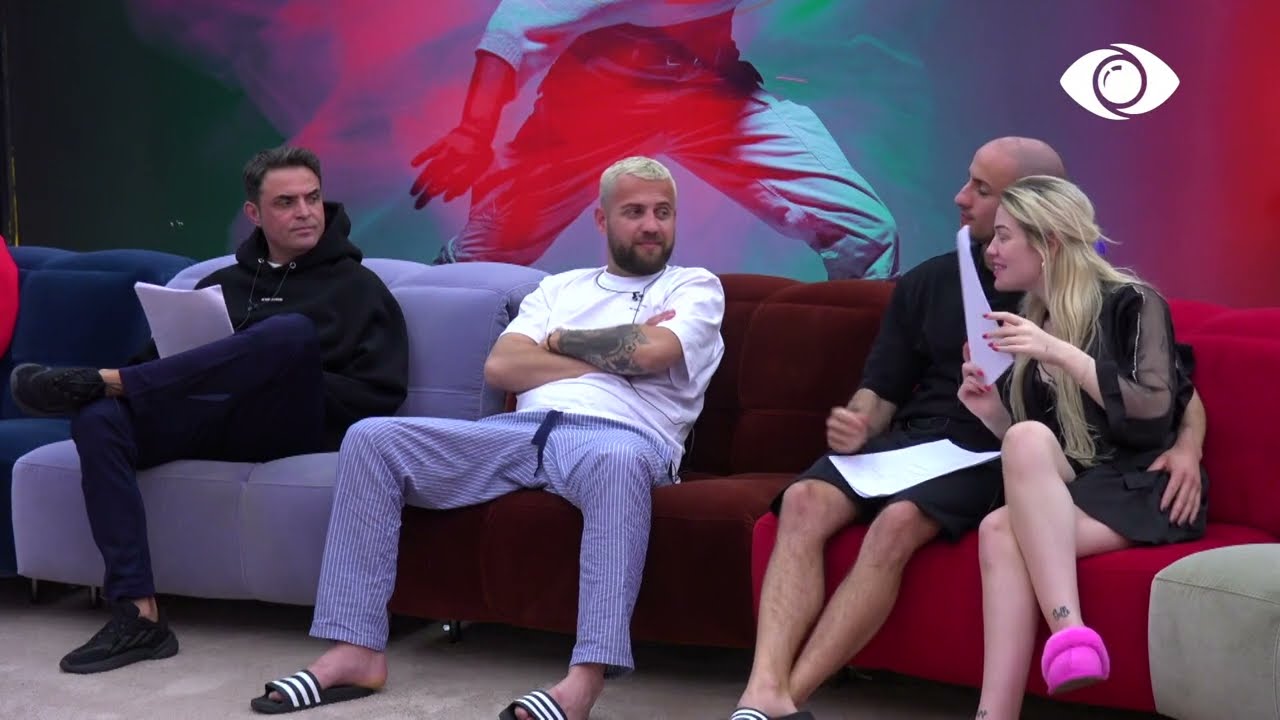 Kristi puth në ballë dhe shtrëngon në bel Kejsin