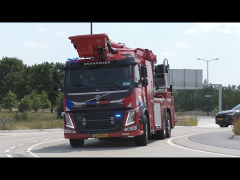 Primeur Brandweer Terheijden KWT 20 5062 en HW Oosterhout 20 5351 met spoed naar een brand in Made
