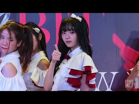 220227 BNK48 Yoghurt - ดีอะ @ BNK48 First Rabbit Roadshow Mini Concert [Fancam 4K 60p]