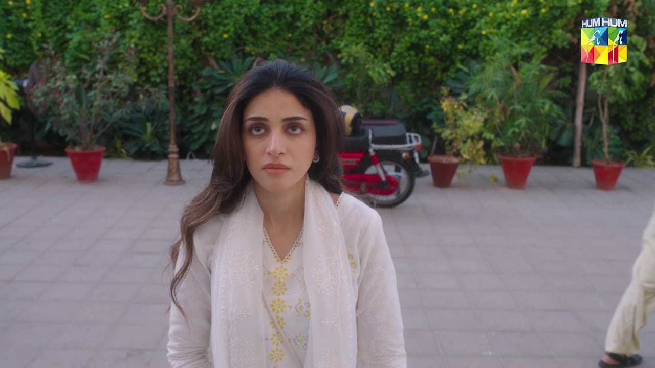 Larki Majburi Mein Kis Ke Darwazy Par Gayi..?  Neeli Kothi - HUM TV