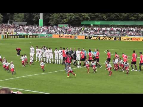 Einlaufen der Teams beim DFB-Pokalspiel SC Pfullendorf vs. Hertha BSC Berlin