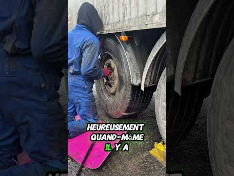 Roue crevées sur la route en camion Poids Lourd