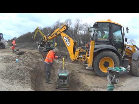 JCB 4CX with very skilled backhoe drive