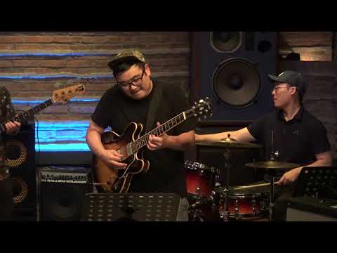 Blues In G Minor - Ari Royale
