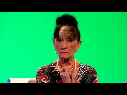 Byla June Brown nahá na pláži?