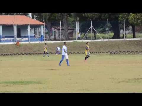 Tiago (Jamaica) cobra escanteio, a zaga desvia para o gol