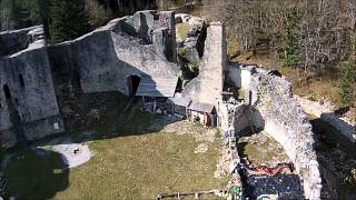 preview picture of video 'Essai de drone au dessus du château de Presilly (Jura)'