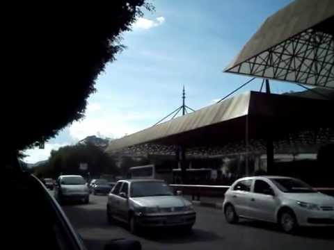 Vídeo 3   fluxo de pessoas no terminal de linhas urbanas, carros e calçada