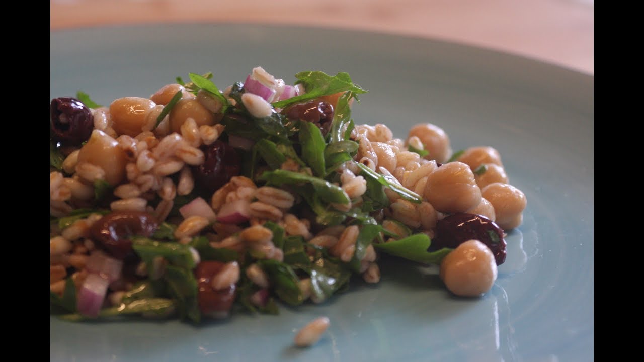 Insalata di farro con ceci,olive e rucola