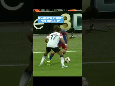 Messi Amazing Drop of the Shoulder 🤯🧠