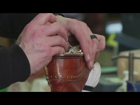英國曆史悠久的製鞋商面臨著Brexit的隱性成本。 (Historic British shoemaker faces Brexit's hidden costs)