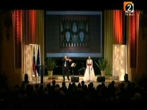 Roža tam v vrtu - Manca Izmajlova, Benjamin Izmajlov