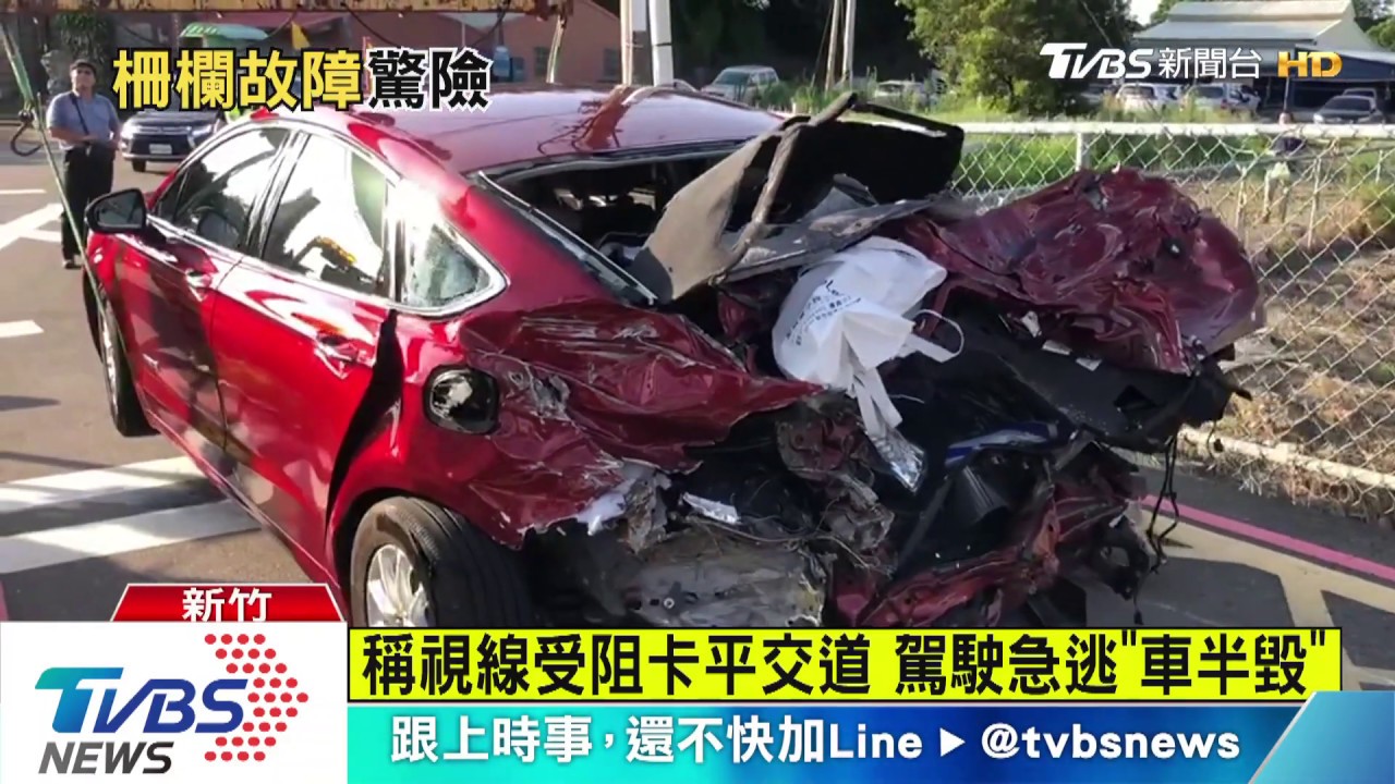 車卡平交道進退兩難 駕駛急棄車逃命