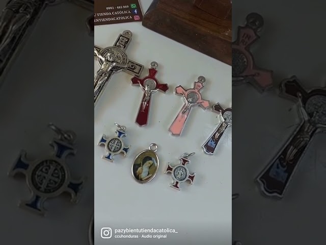 Vídeo relacionado con Eillwin Llavero de crucifijo de Jesús, llavero de cruz religiosa de San Benito, colgante católico para suerte y protección, plata, M