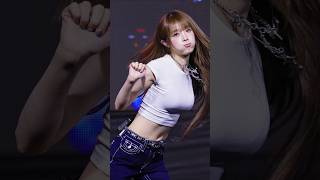 흰티에 청바지로도 충분한 예나