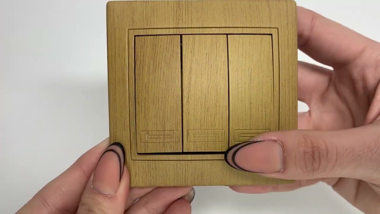 Выключатель MIRA трехклавишный классический дуб 701-5151-109