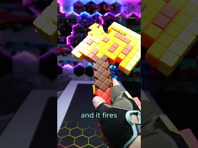 Vídeo relacionado con Nerf Hasbro Minecraft Firebrand, Hacha Lanzadardos, Lanzador, 6 Proyectiles, Precisión y Velocidad, Videojuego Dungeons, Regalo para Niños y Niñas de 8 Años o Más