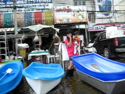 เปลือยกายที่มีหน้าอกขนาดเล็กและตูดใหญ่ นวดสำหรับการเสริมเต้านม