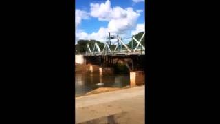 preview picture of video 'Saltos dos meninos de Ponte Alta do Tocantins, no rio Ponte Alta'