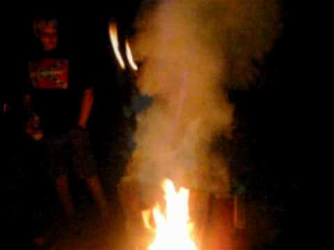 Vuxna män grillar tillsammans.