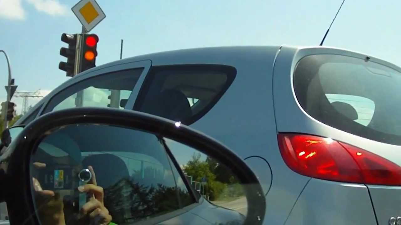 A stoplight race: Porsche 911 Carrera 4 GTS Cabriolet vs Mitsubishi Colt CZ3