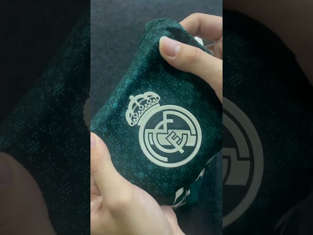 Vídeo relacionado con Sudadera Navy - Real Madrid CF Logo 1902 - Official Licensed Product - Talla 10