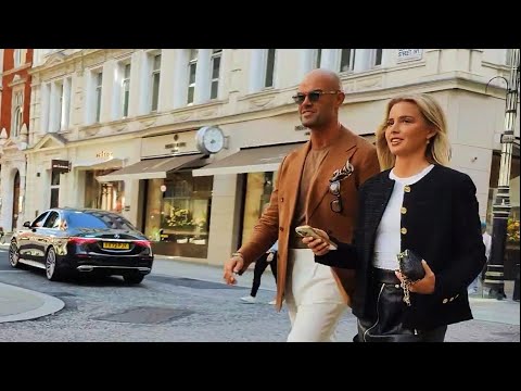 Beautiful Autumn Fashion in London. Stylish Outfits to Start the New Season. Street Style.